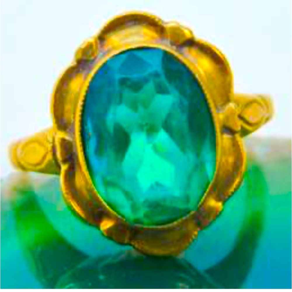 Vintage 10K Yellow Gold Green Glass Ring 2.4g